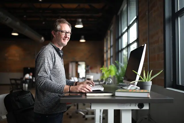 Comment choisir l'éclairage adapté pour votre bureau à domicile
