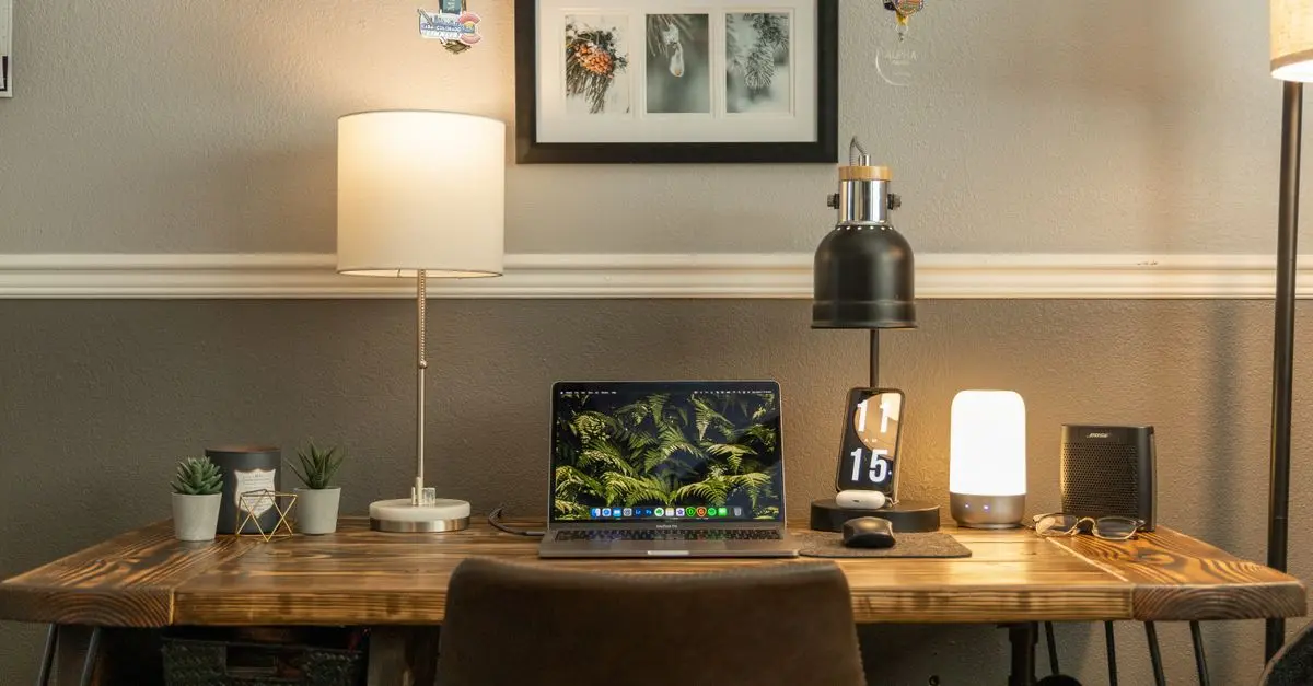 Choisir le Bon Éclairage pour Votre Bureau à Domicile